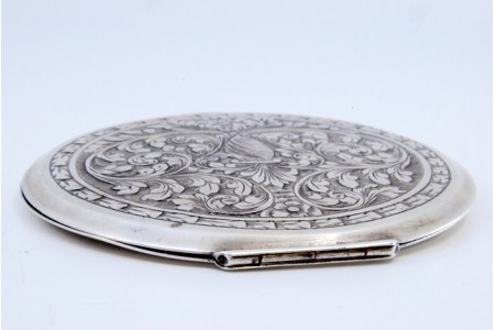 Caixa de toilette em prata com gravados de volutas, grinaldas e friso na envolvência com espelho no interior.